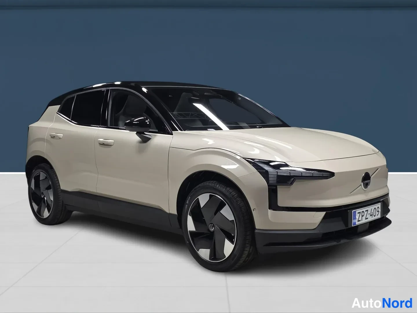 Beige Volvo EX30 2026, snett framifrån, fronten åt höger, bild 2