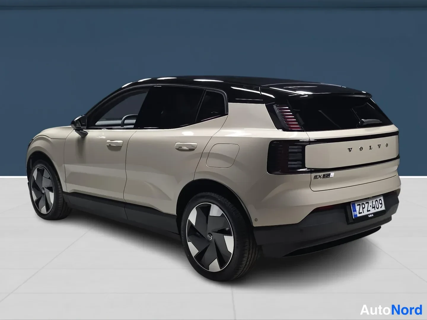 Beige Volvo EX30 2026, snett bakifrån, bild 5