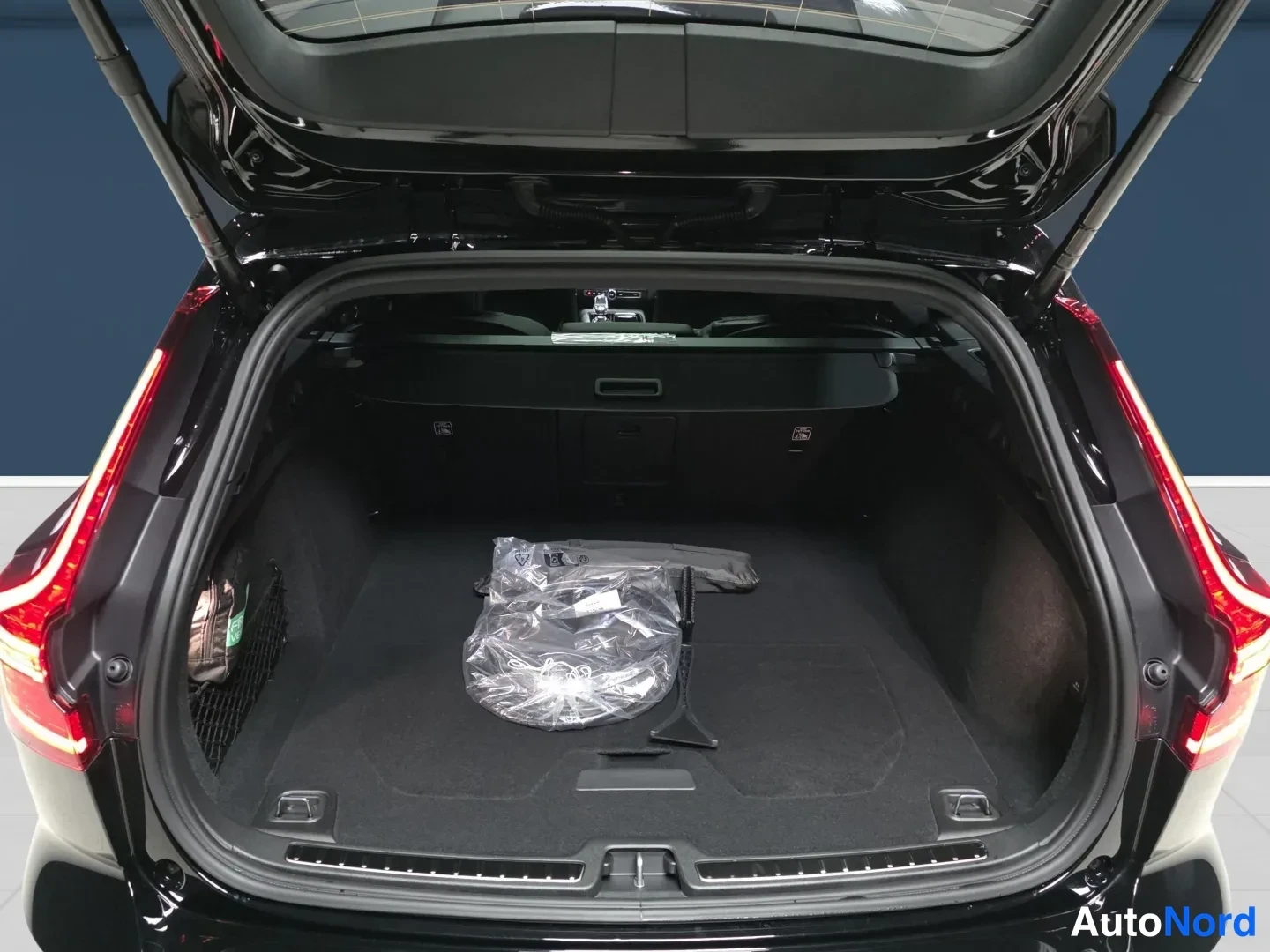 Svart Volvo V60 2026, bild 12