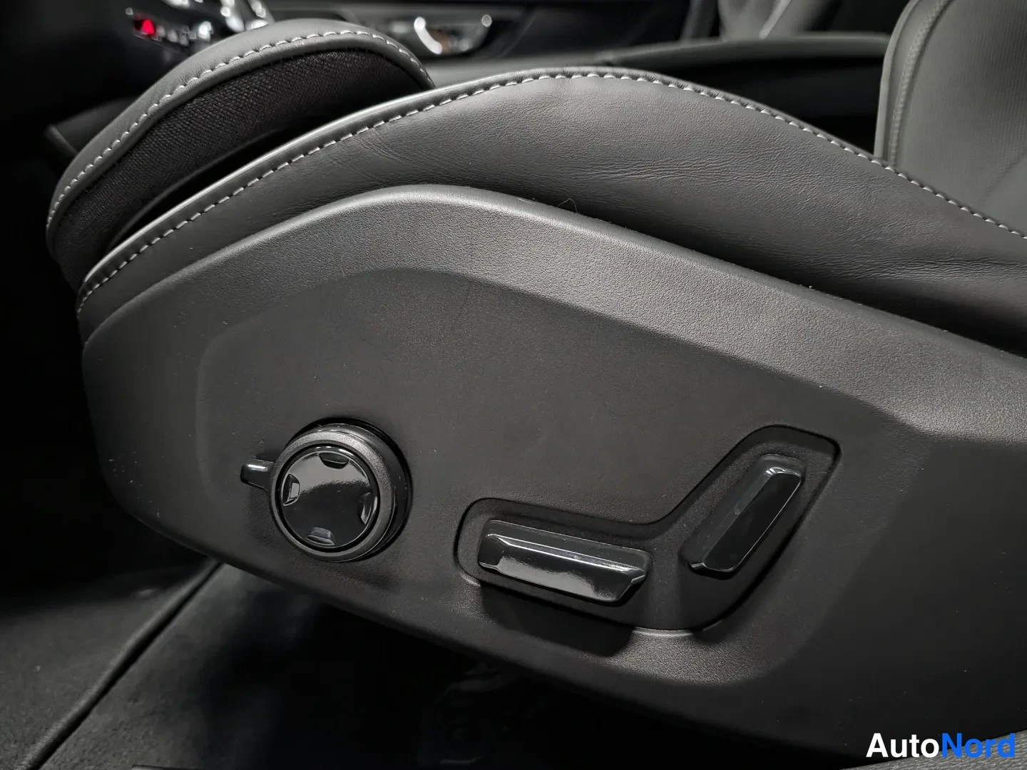 Svart Volvo V60 2026, bild 16