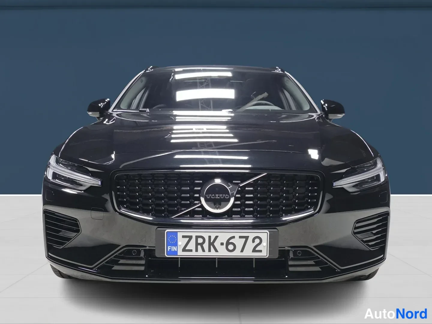 Svart Volvo V60 2026, framifrån, bild 3
