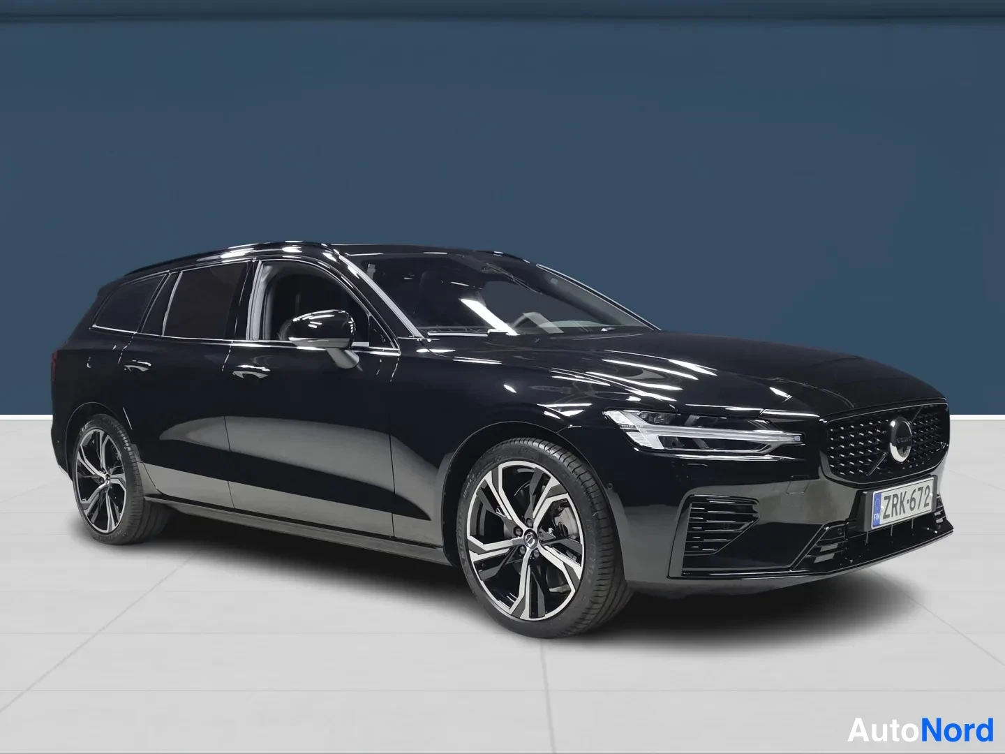 Svart Volvo V60 2026, snett framifrån, fronten åt höger, bild 2
