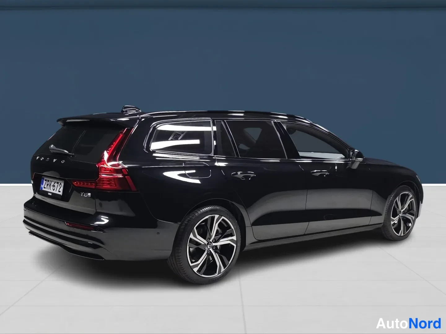 Svart Volvo V60 2026, snett bakifrån, bild 4