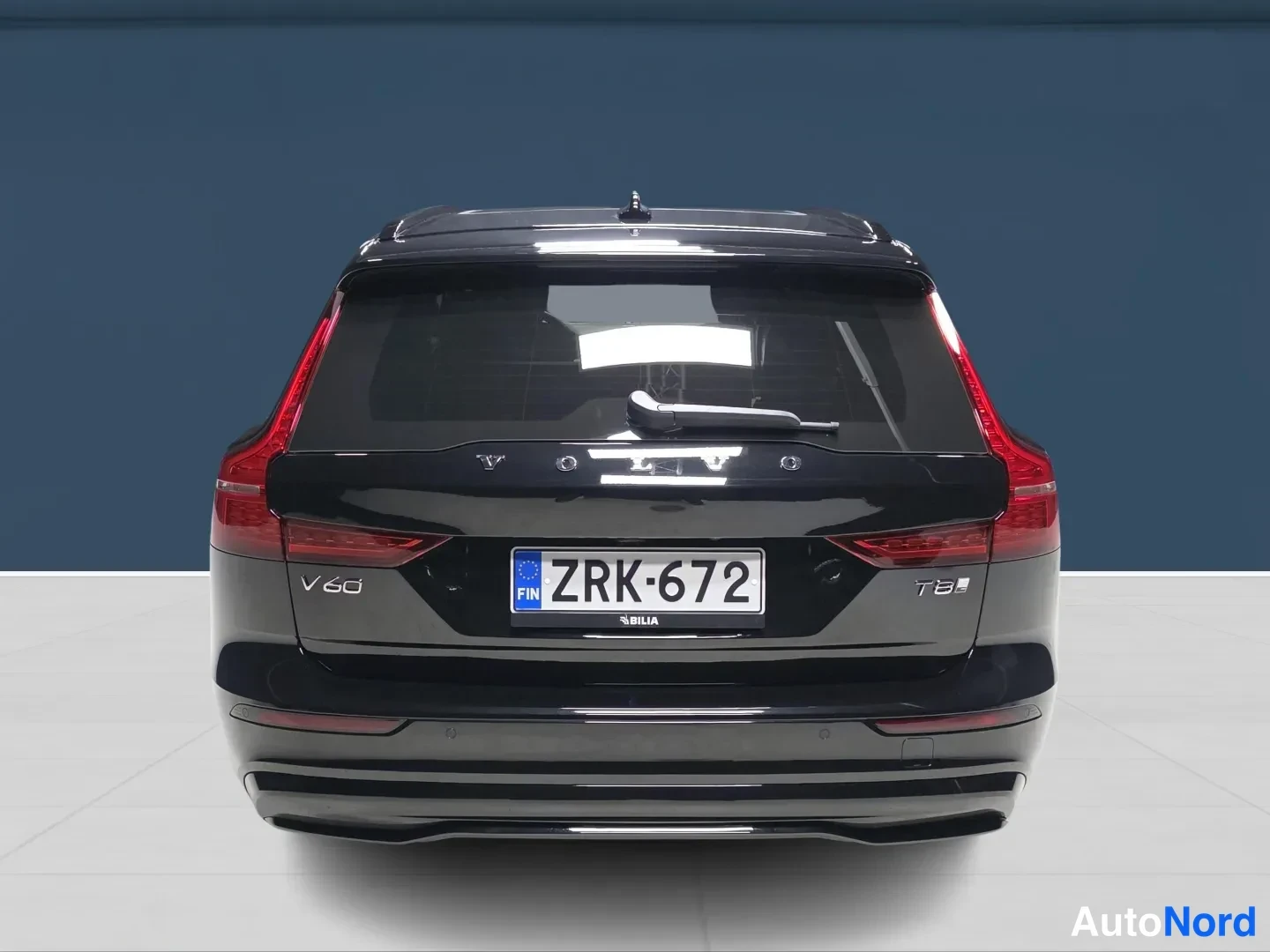 Svart Volvo V60 2026, bakifrån, bild 6