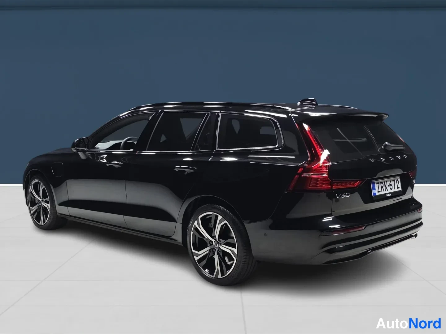 Svart Volvo V60 2026, snett bakifrån, bild 5