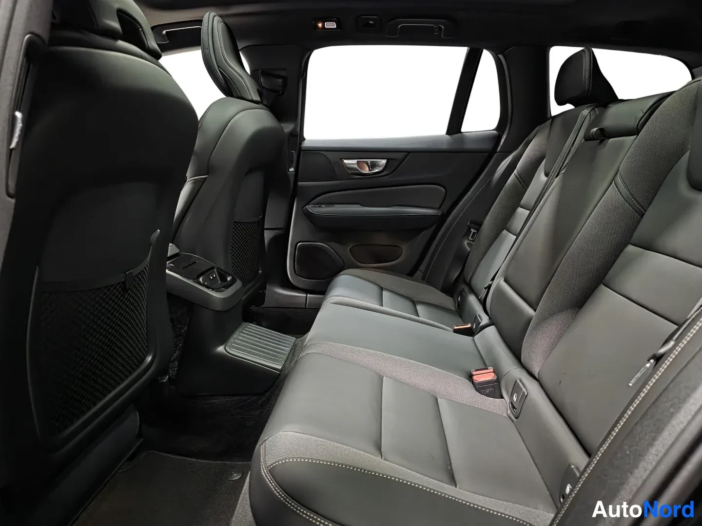 Svart Volvo V60 2026, bild 10