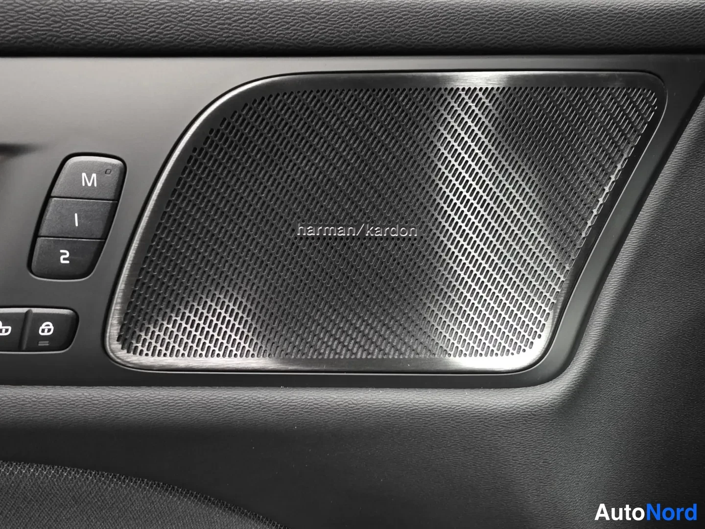 Black Volvo V60 2026, photo 15