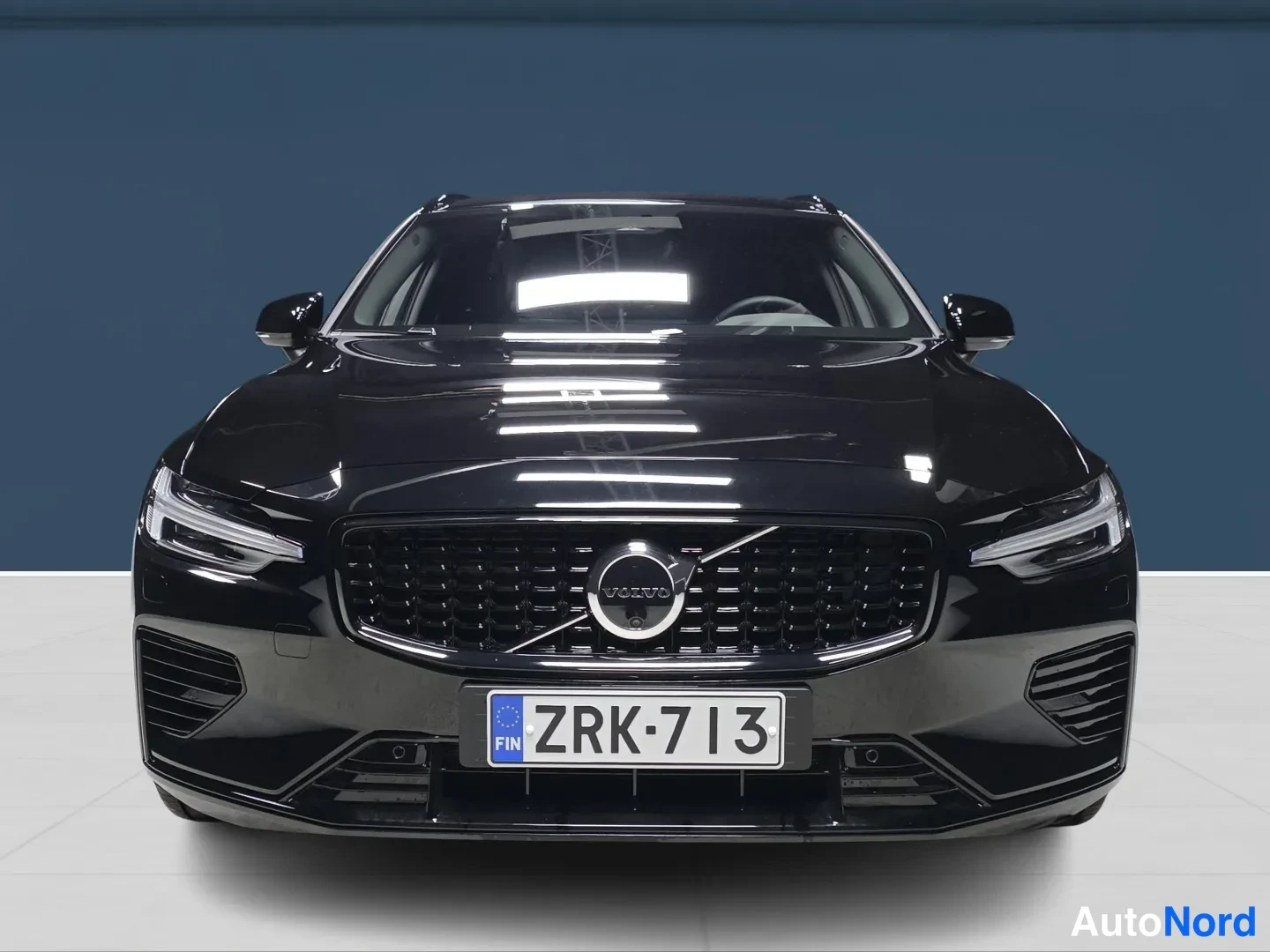 Black Volvo V60 2026, front, photo 3