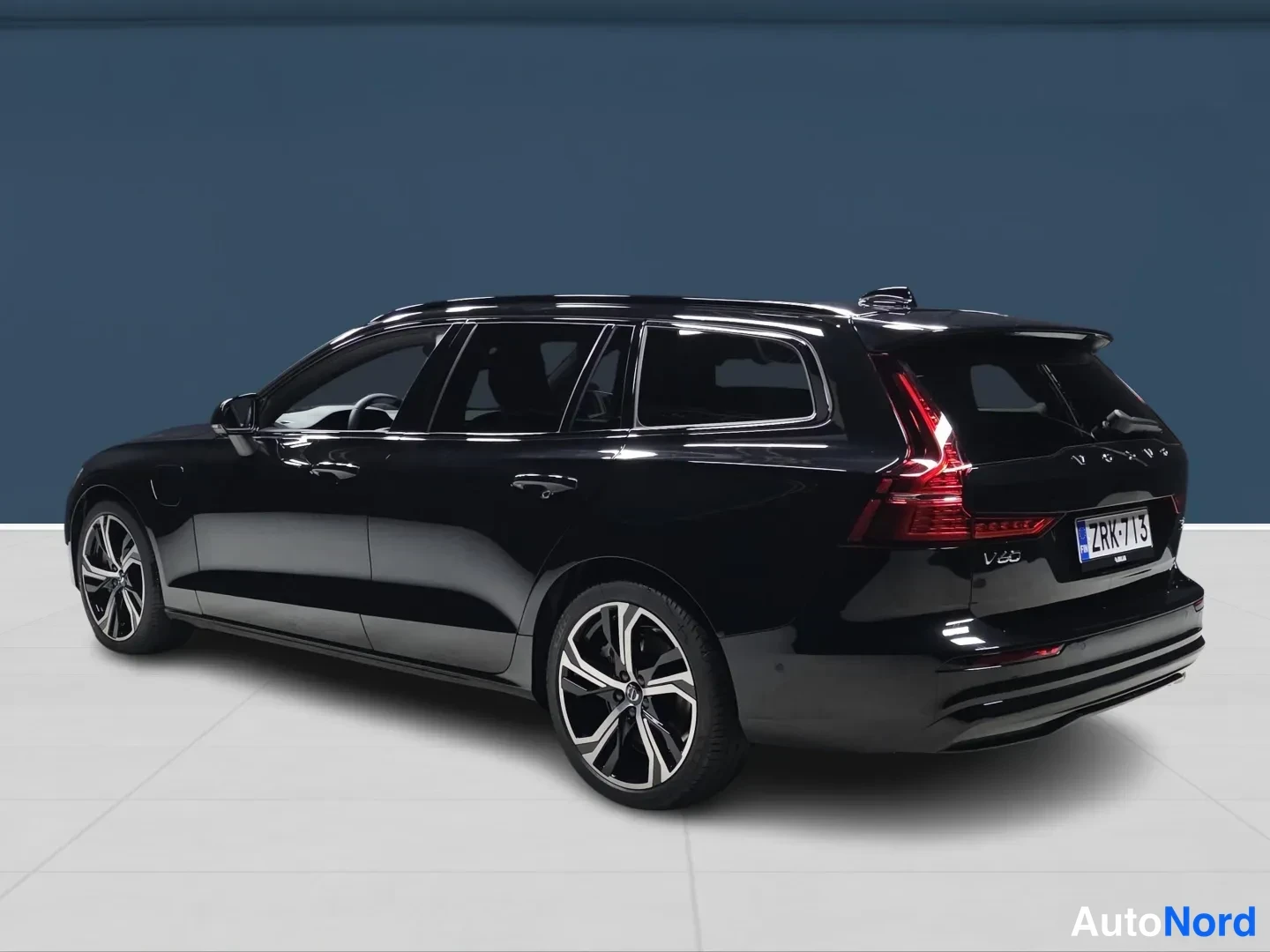 Black Volvo V60 2026, rear three-quarter, photo 5