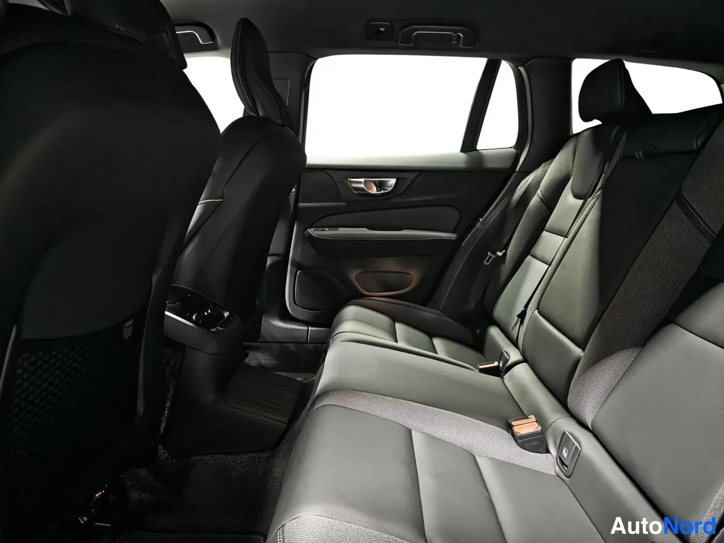 Black Volvo V60 2026, photo 10