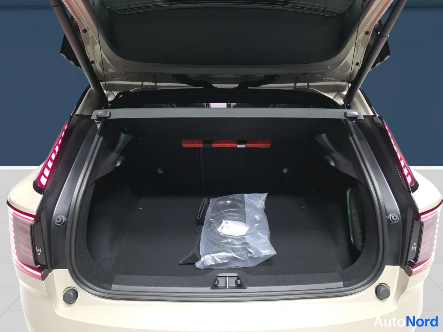 Ruskea Volvo EX30 Cross Country 2026, takaa, kuva 7