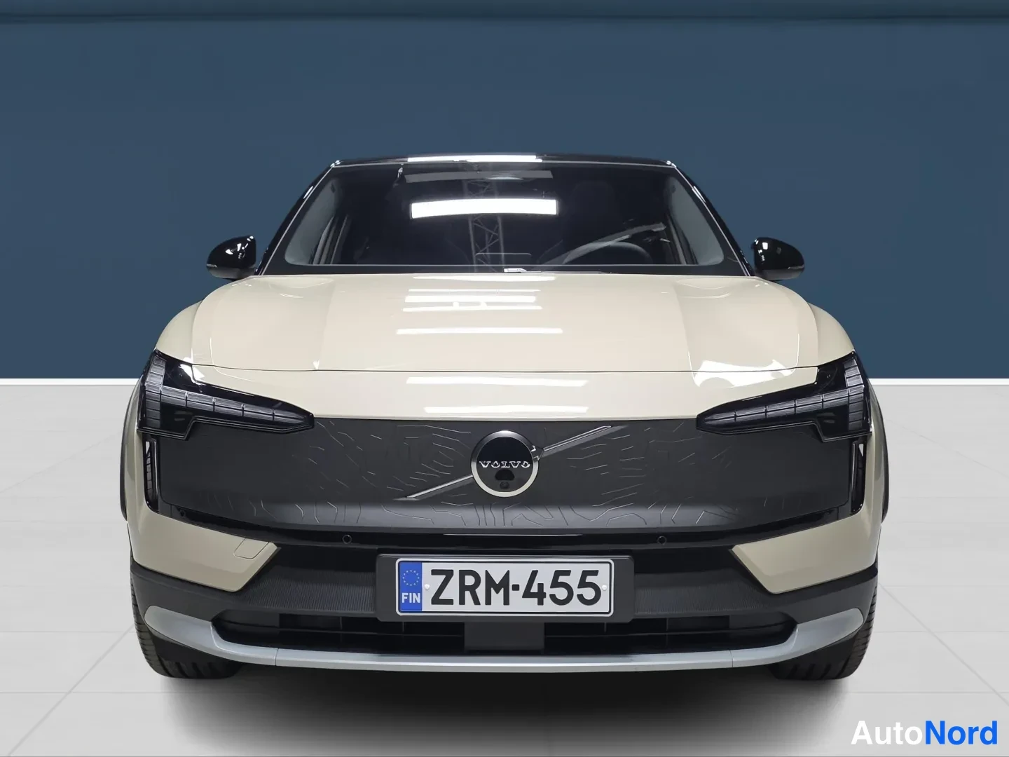 Ruskea Volvo EX30 Cross Country 2026, edestä, kuva 3
