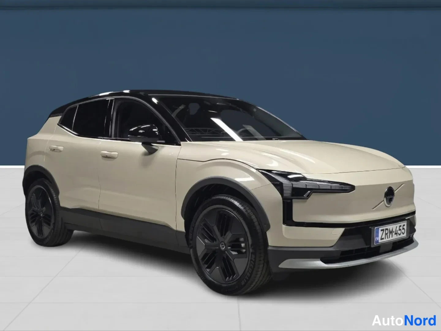 Ruskea Volvo EX30 Cross Country 2026, etuviisto, keula oikealle, kuva 2