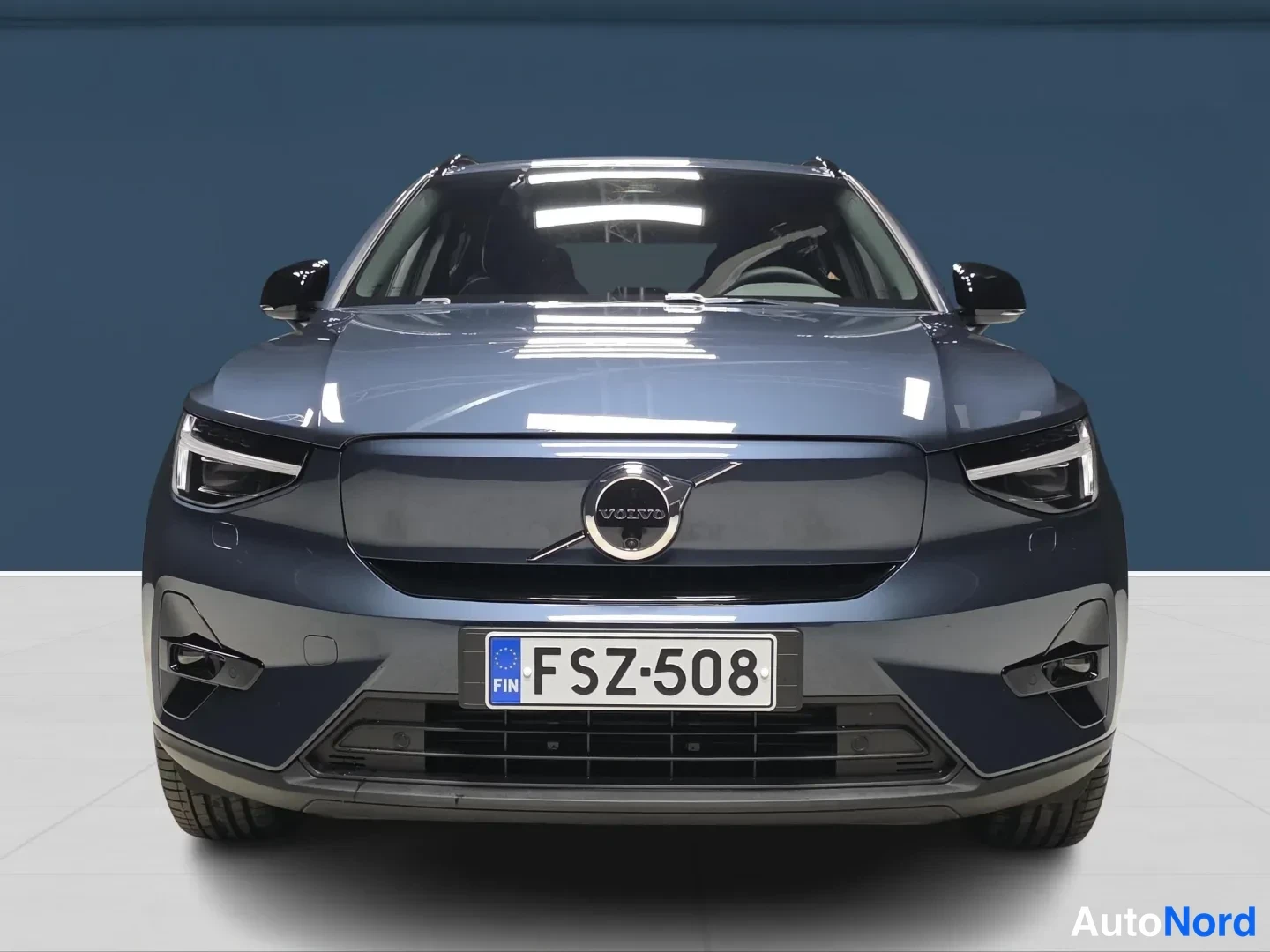 Sininen Volvo EX40 2027, edestä, kuva 3