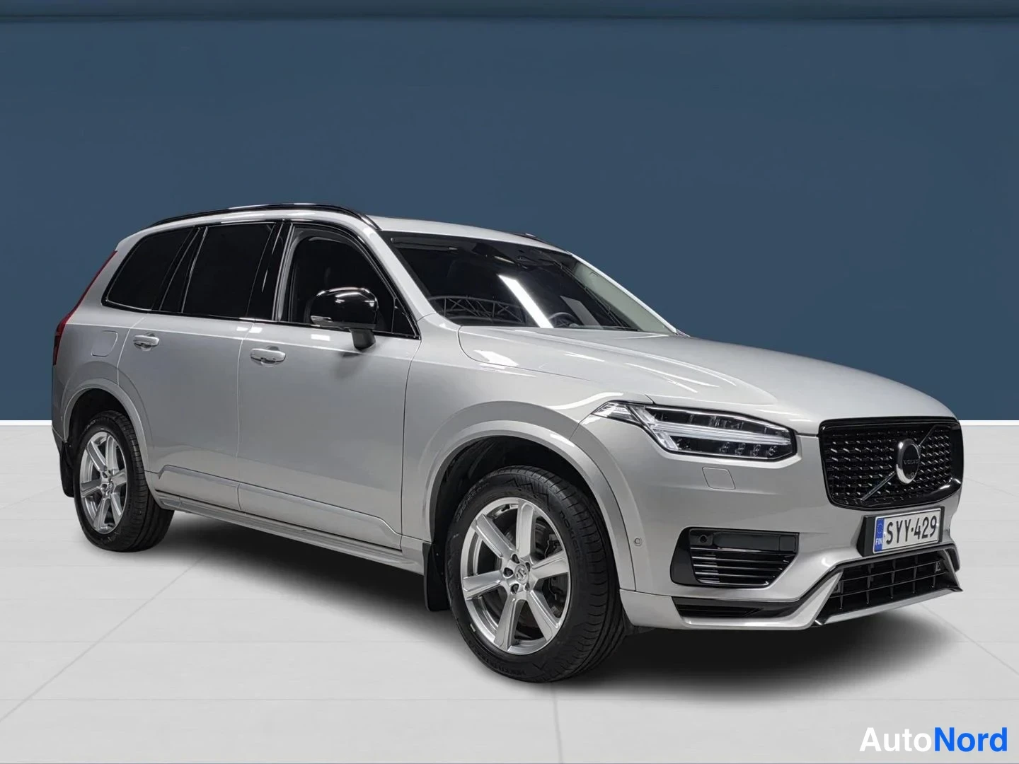 Harmaa Volvo XC90 2023, etuviisto, keula oikealle, kuva 3