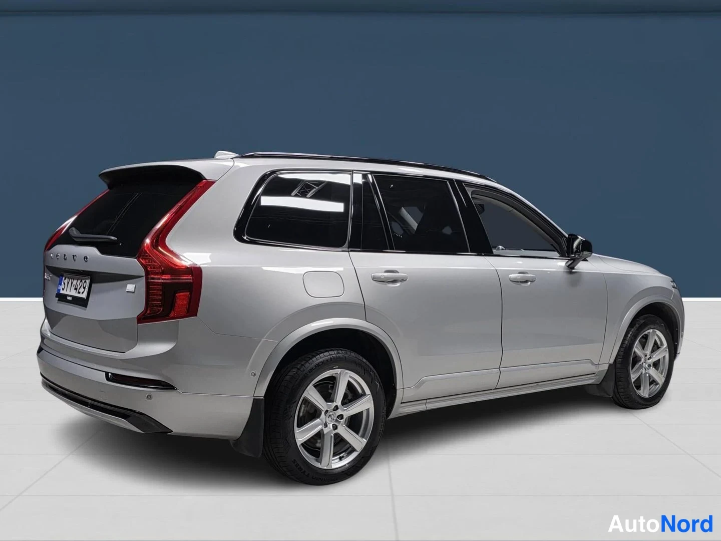 Harmaa Volvo XC90 2023, takaviisto, kuva 6