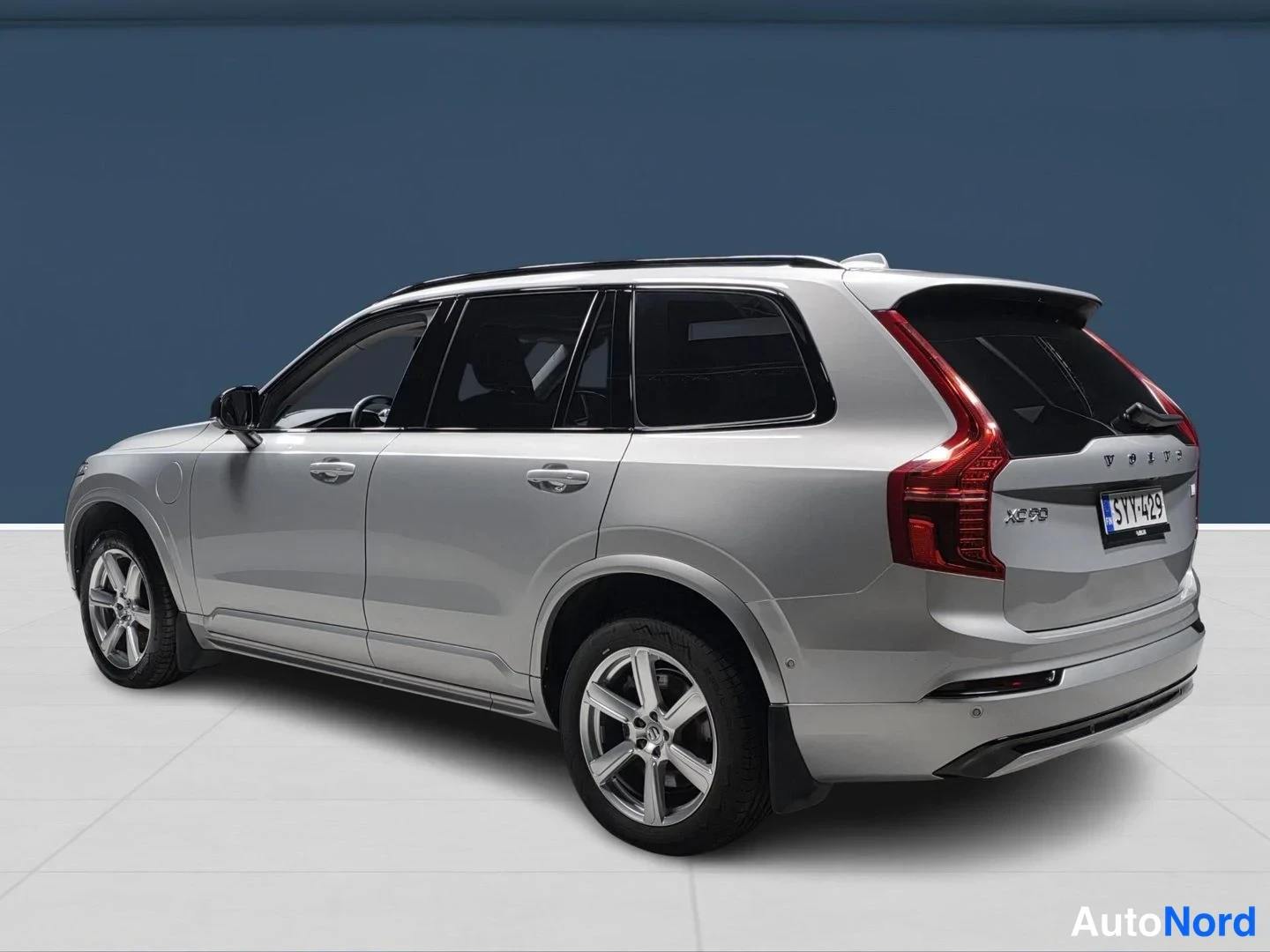 Harmaa Volvo XC90 2023, takaviisto, kuva 7