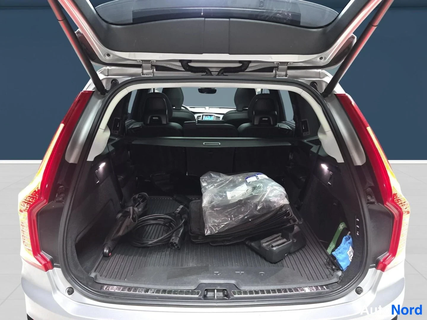 Harmaa Volvo XC90 2023, takaa, kuva 9