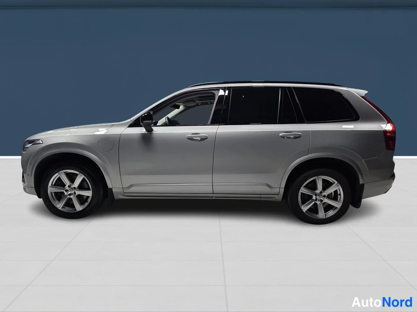 Harmaa Volvo XC90 2023, sivulta, kuva 5