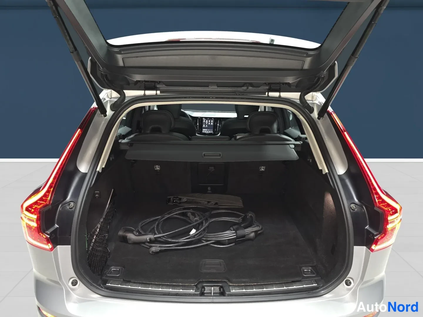 Hopea Volvo XC60 2024, tavaratila, kuva 12