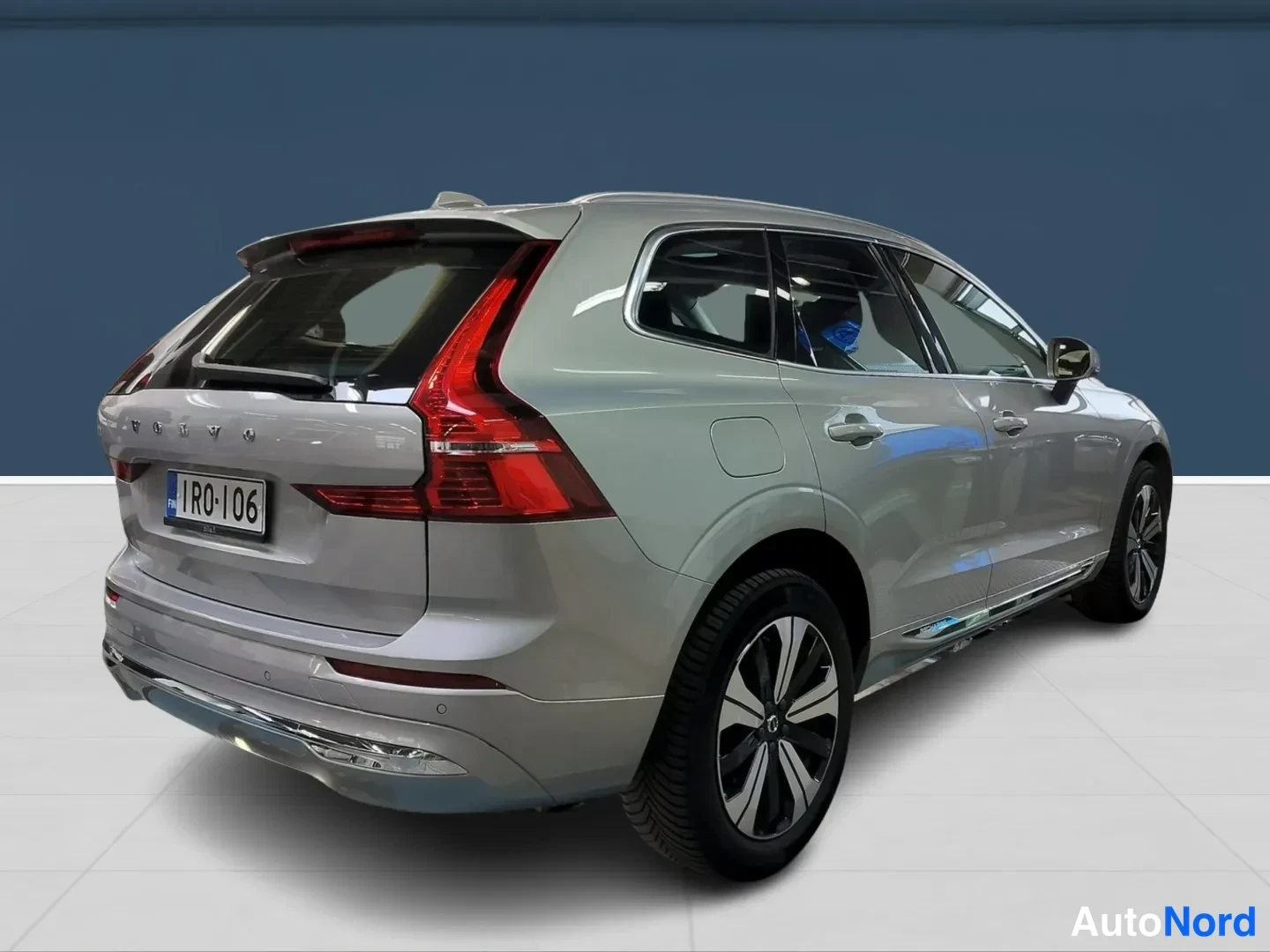 Harmaa Volvo XC60 2024, takaviisto, kuva 3