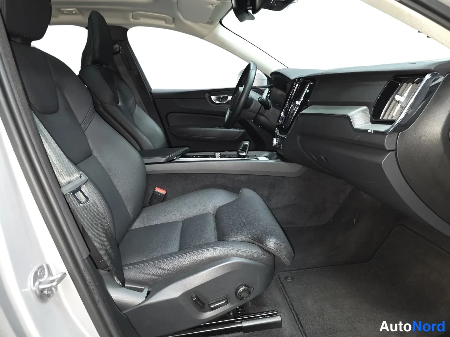 Hopea Volvo XC60 2024, etuistuimet, kuva 10