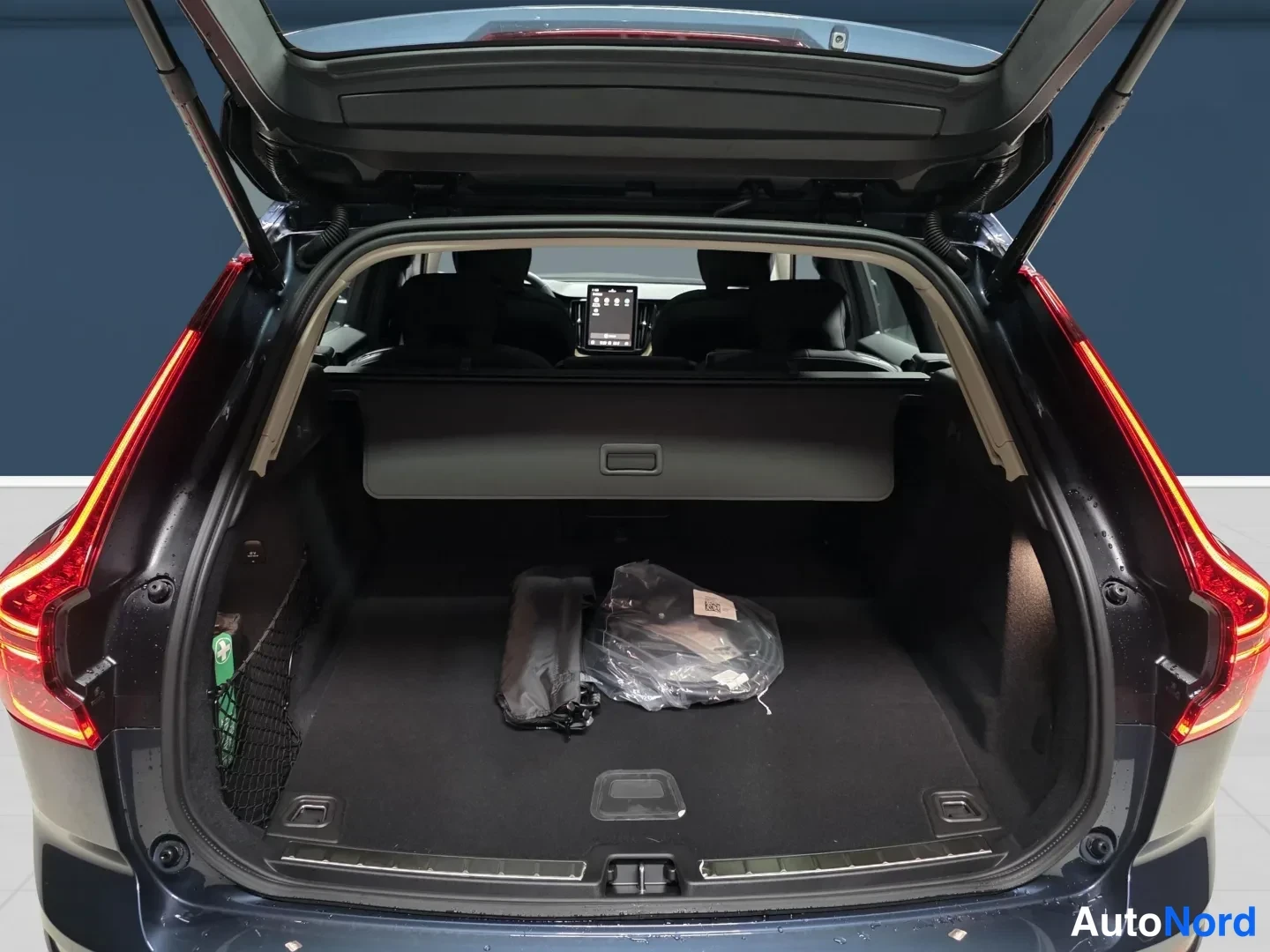 Blå Volvo XC60 2027, bakifrån, bild 6