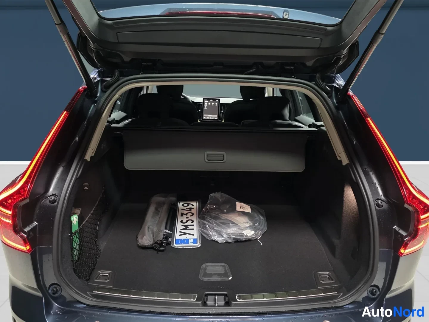 Blå Volvo XC60 2027, bakifrån, bild 7