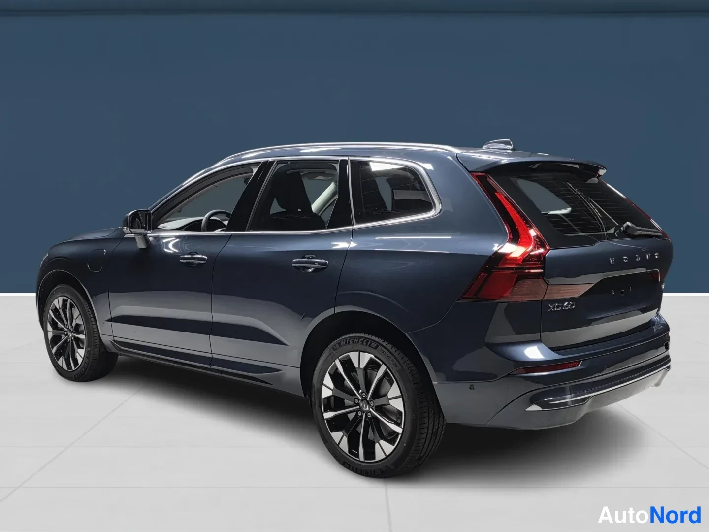 Blå Volvo XC60 2027, snett bakifrån, bild 5