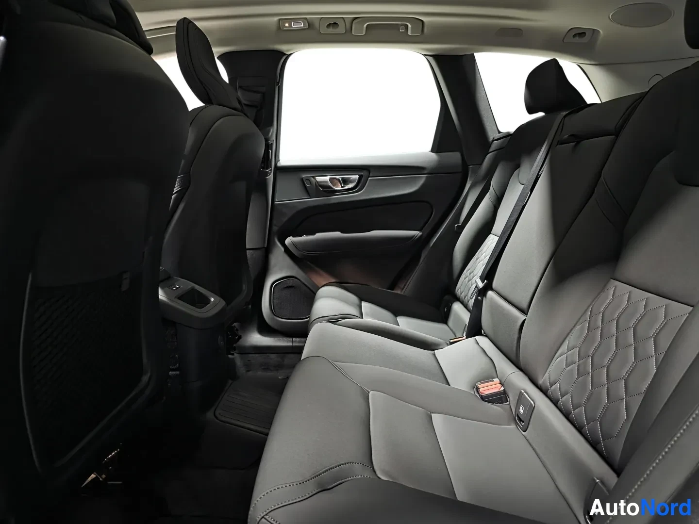 Blå Volvo XC60 2027, bild 11