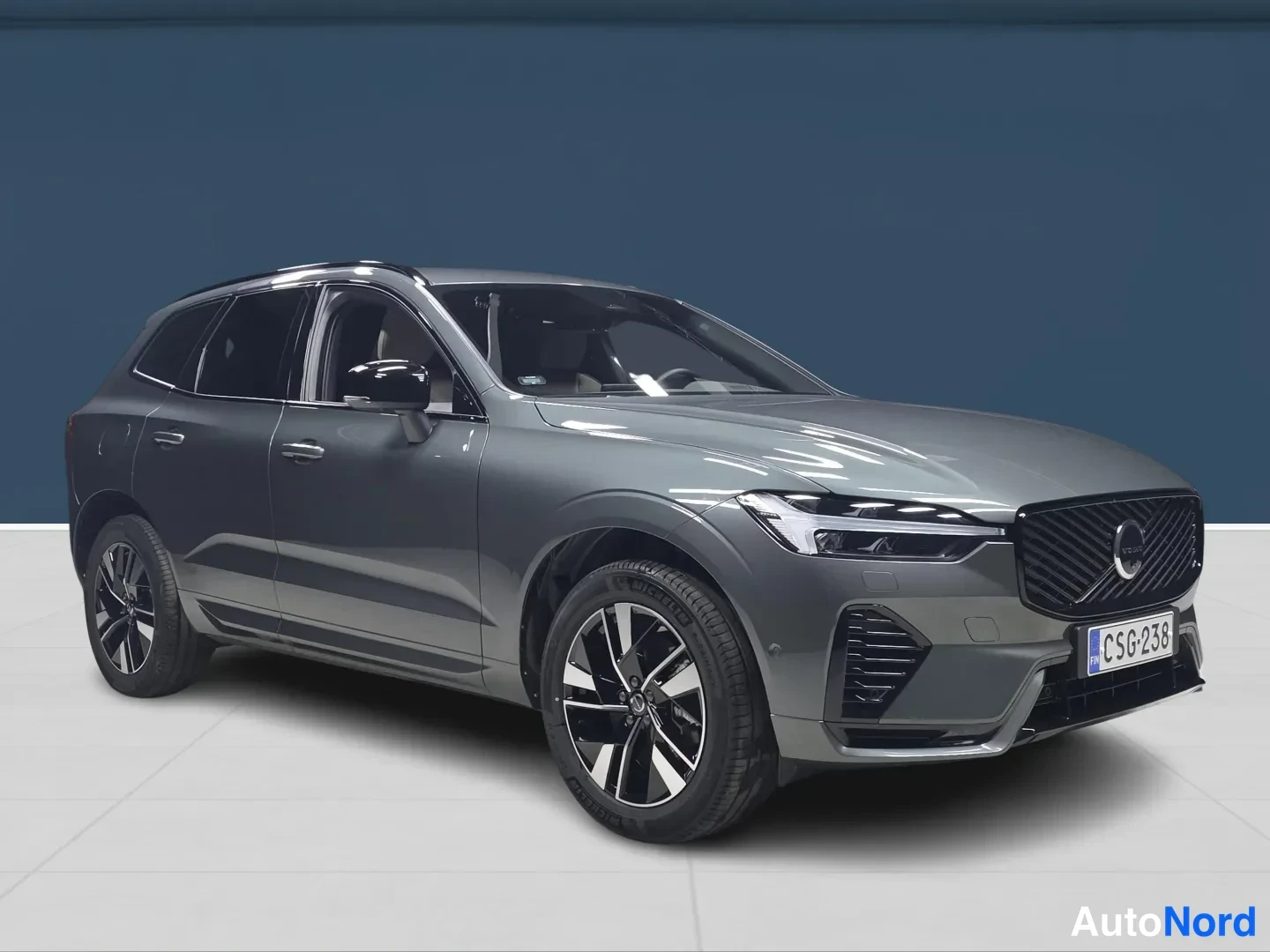 Vihreä Volvo XC60 2026, etuviisto, keula oikealle, kuva 2