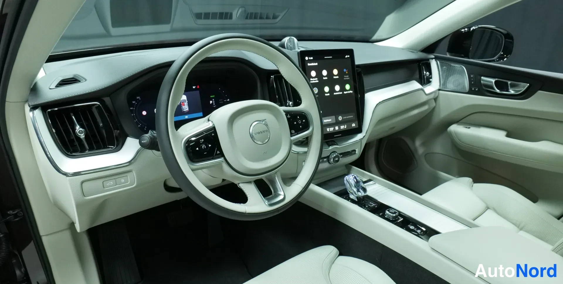 Punainen Volvo XC60 2026, kuva 11