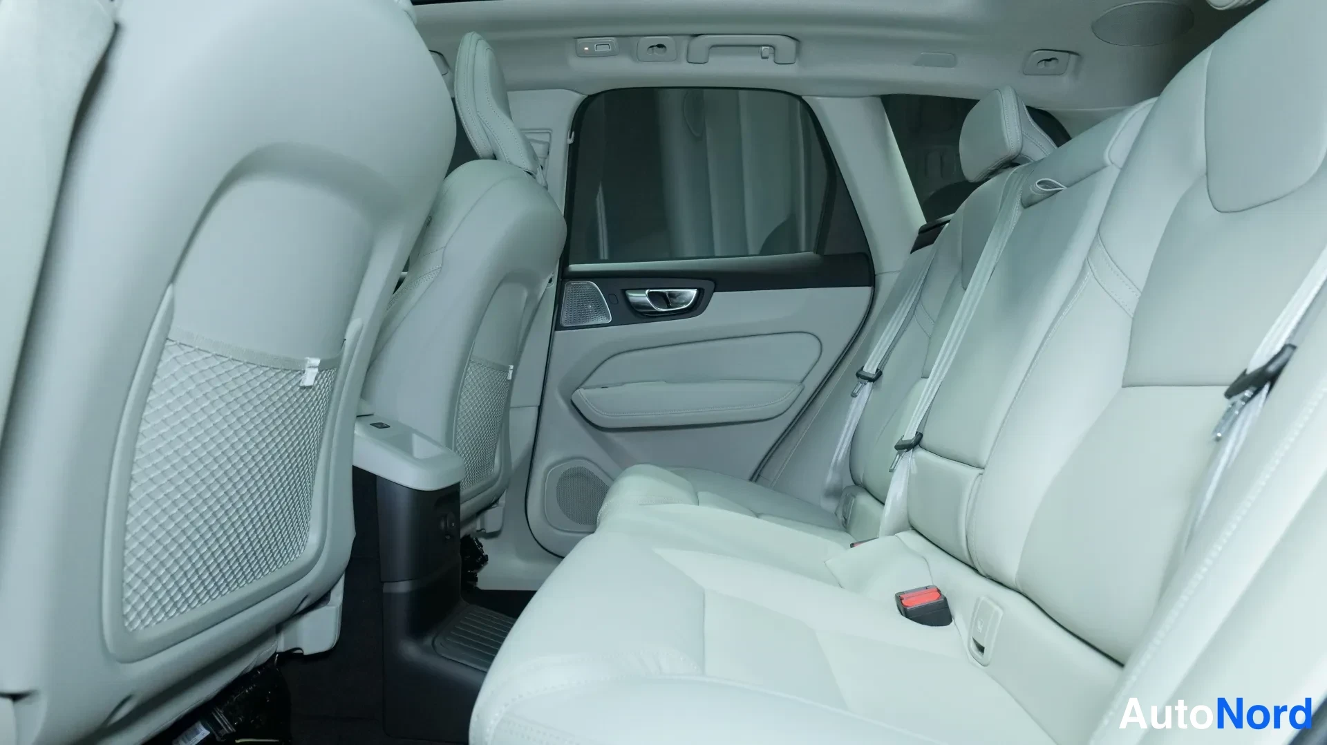 Punainen Volvo XC60 2026, kuva 14