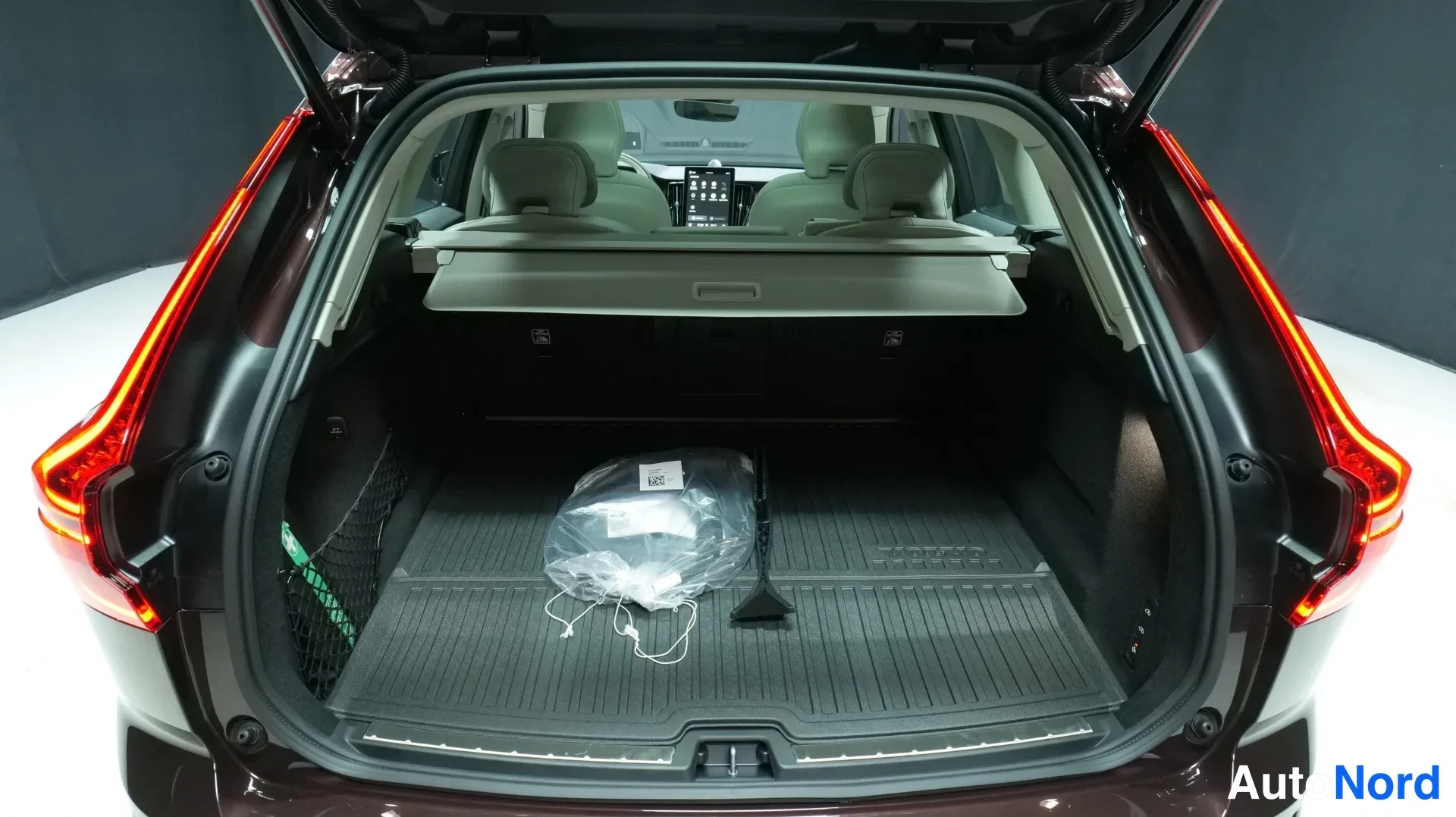 Punainen Volvo XC60 2026, kuva 15