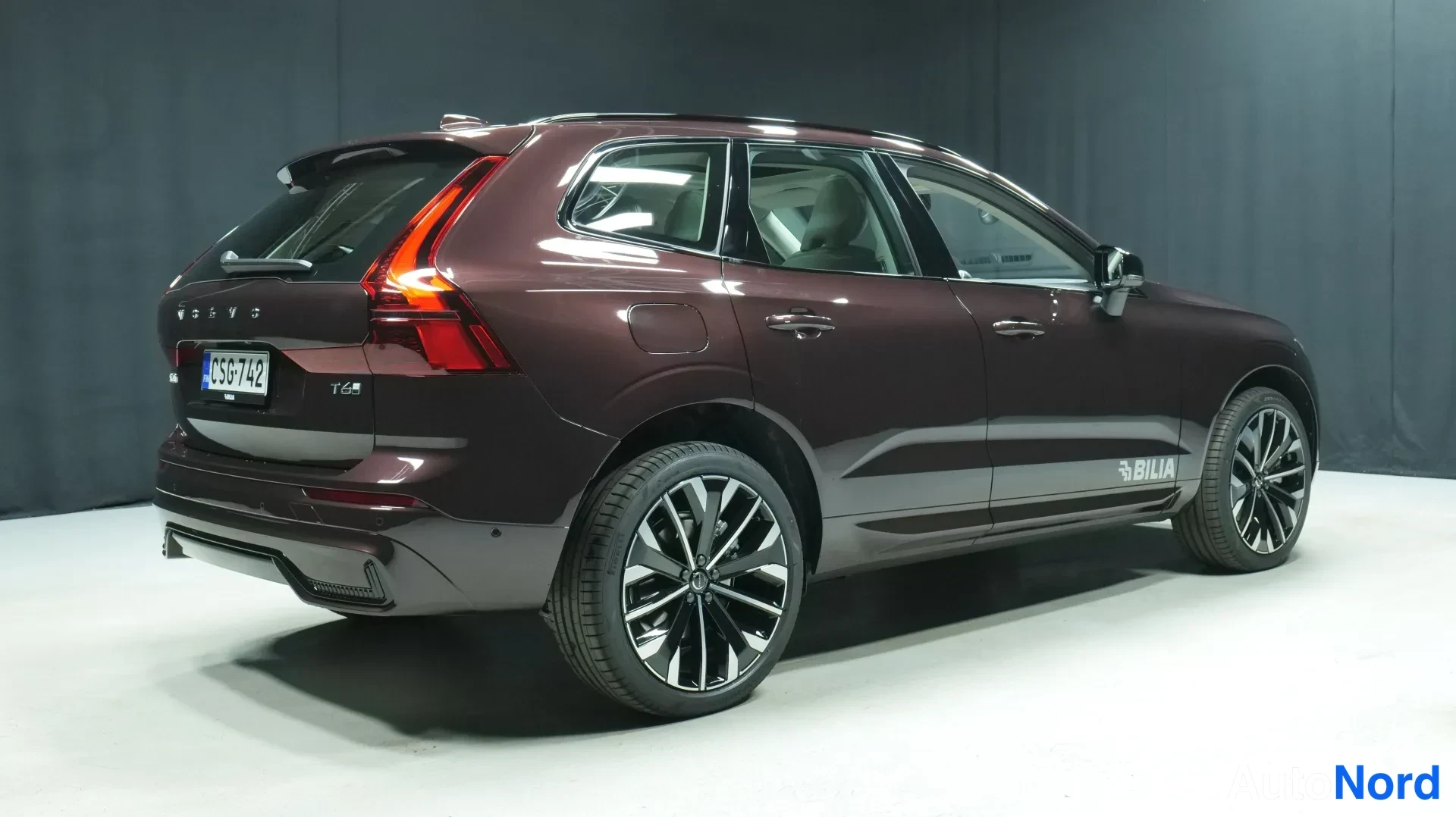 Punainen Volvo XC60 2026, takaviisto, kuva 4