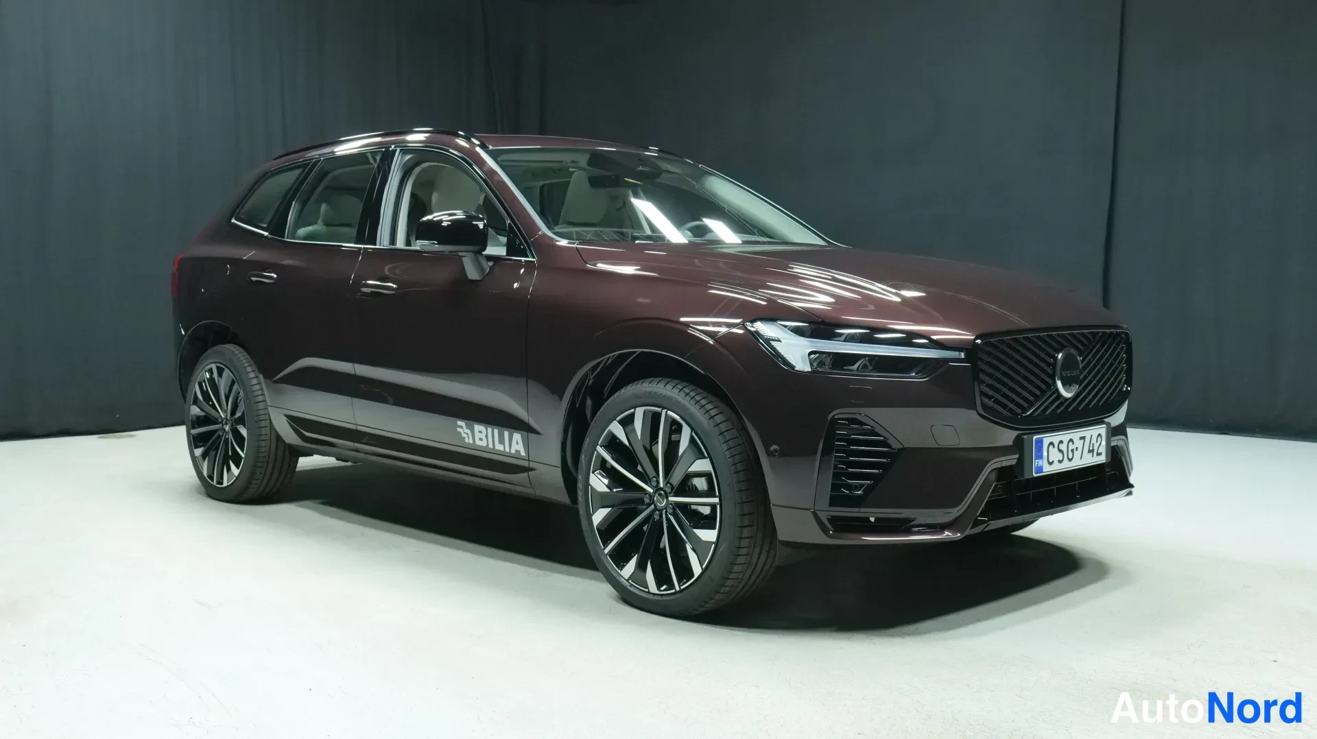 Punainen Volvo XC60 2026, etuviisto, keula oikealle, kuva 2