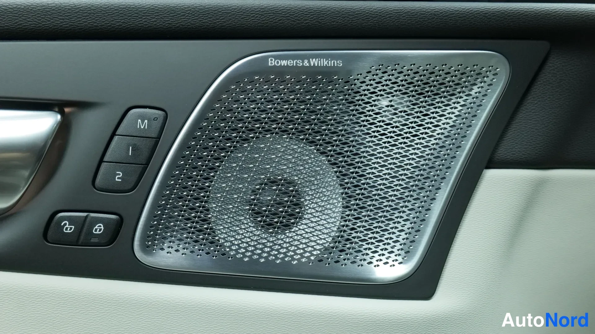 Punainen Volvo XC60 2026, kuva 9