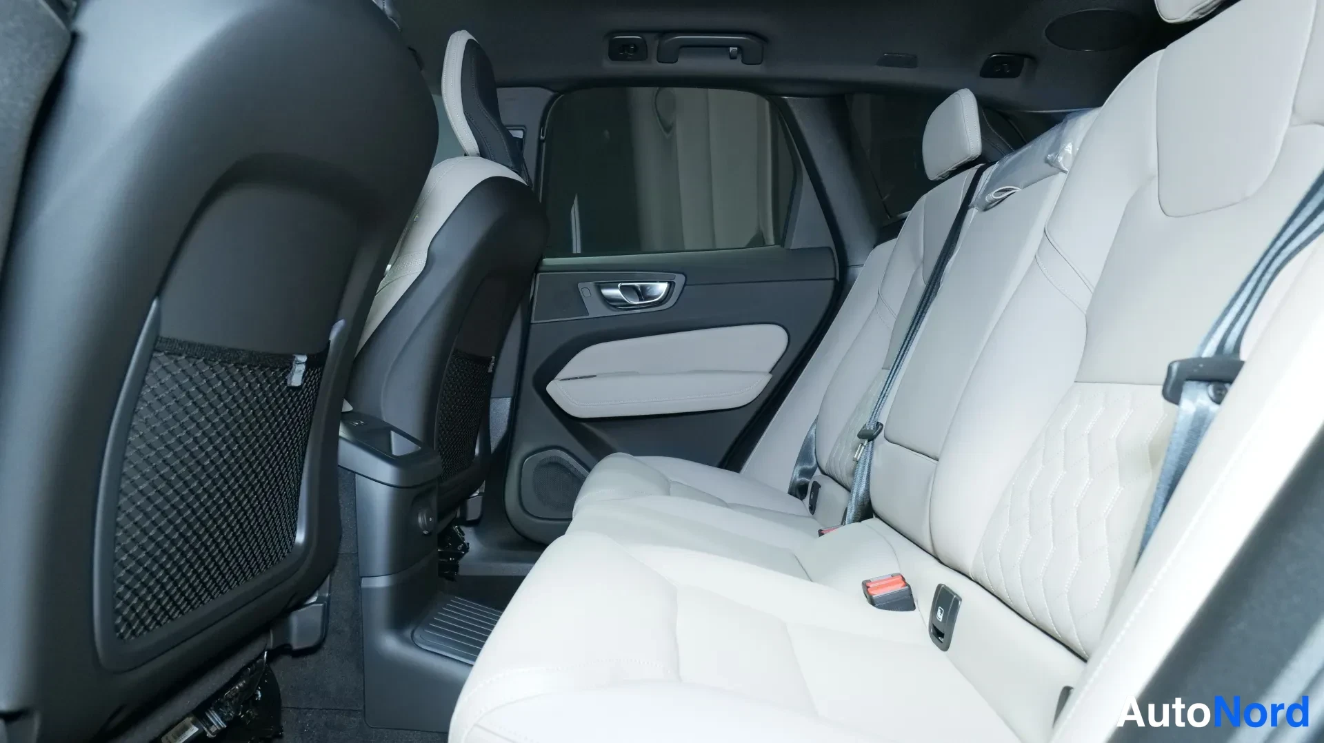 Ruskea Volvo XC60 2026, kuva 10