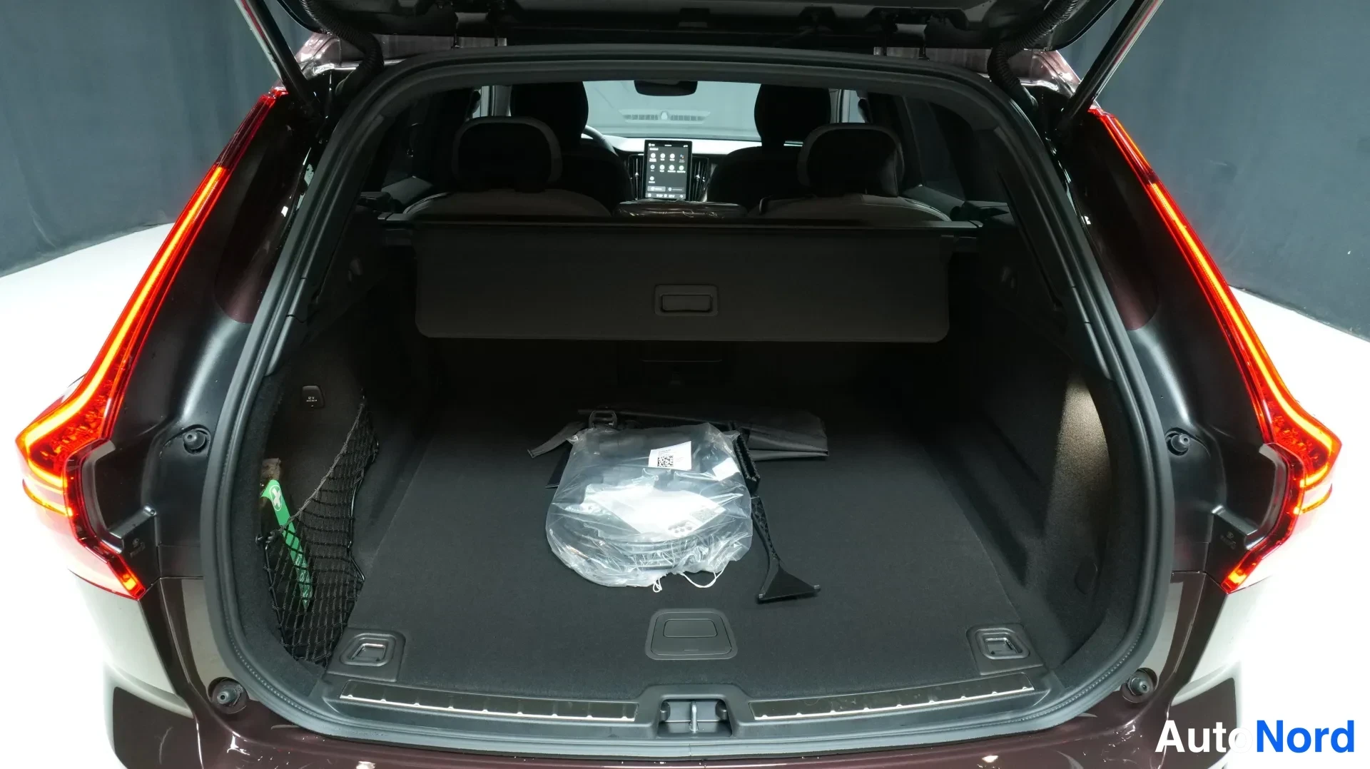 Ruskea Volvo XC60 2026, takaa, kuva 2
