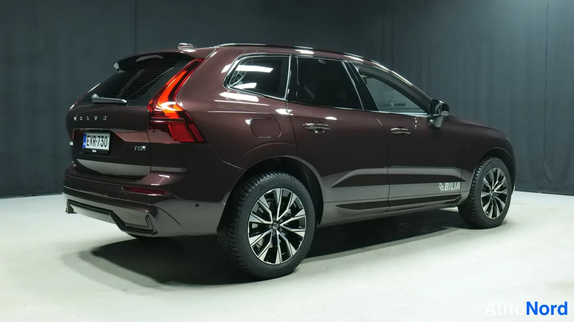 Ruskea Volvo XC60 2026, takaviisto, kuva 4