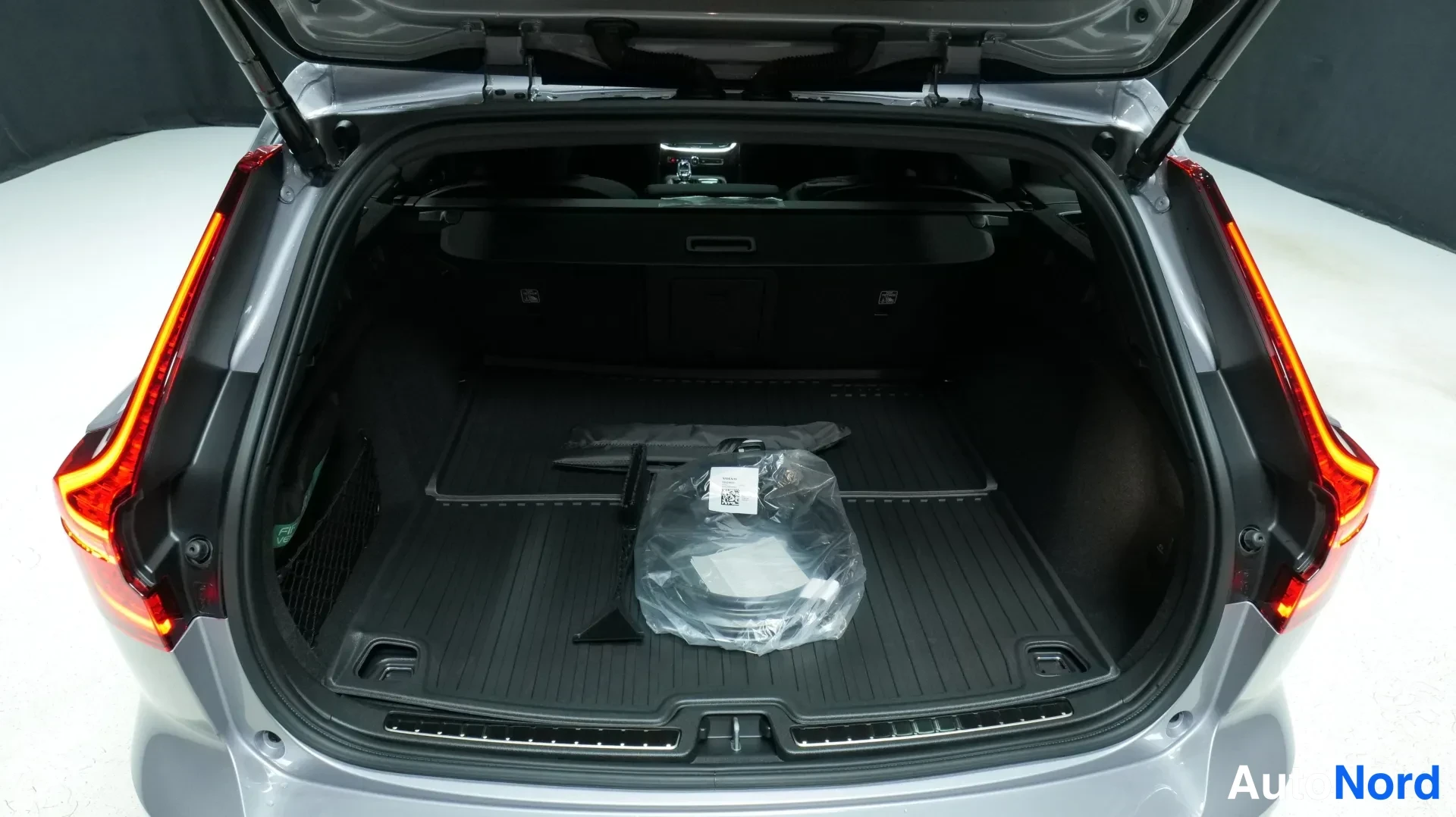 Harmaa Volvo V60 2026, takaa, kuva 2