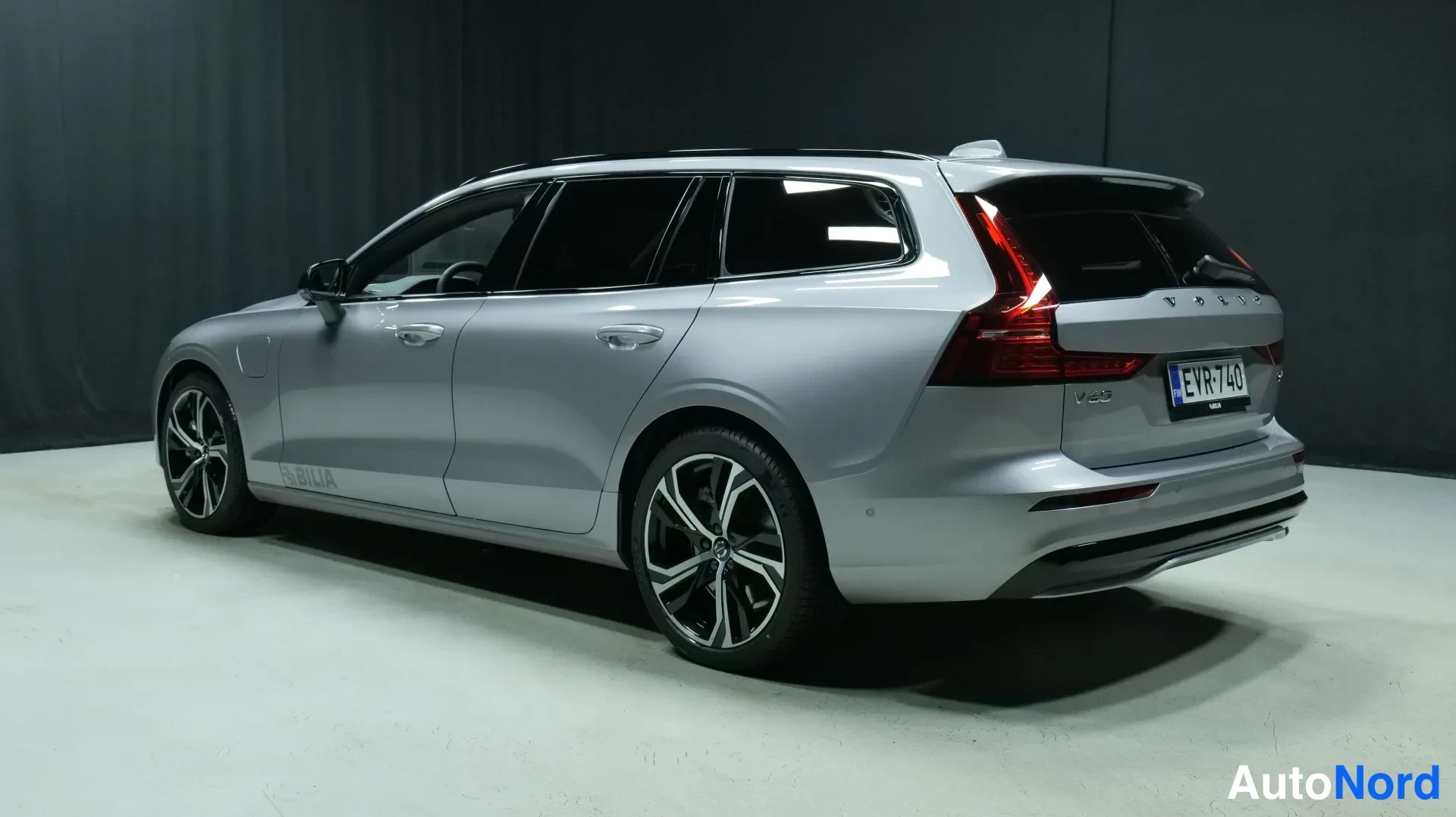 Harmaa Volvo V60 2026, takaviisto, kuva 3