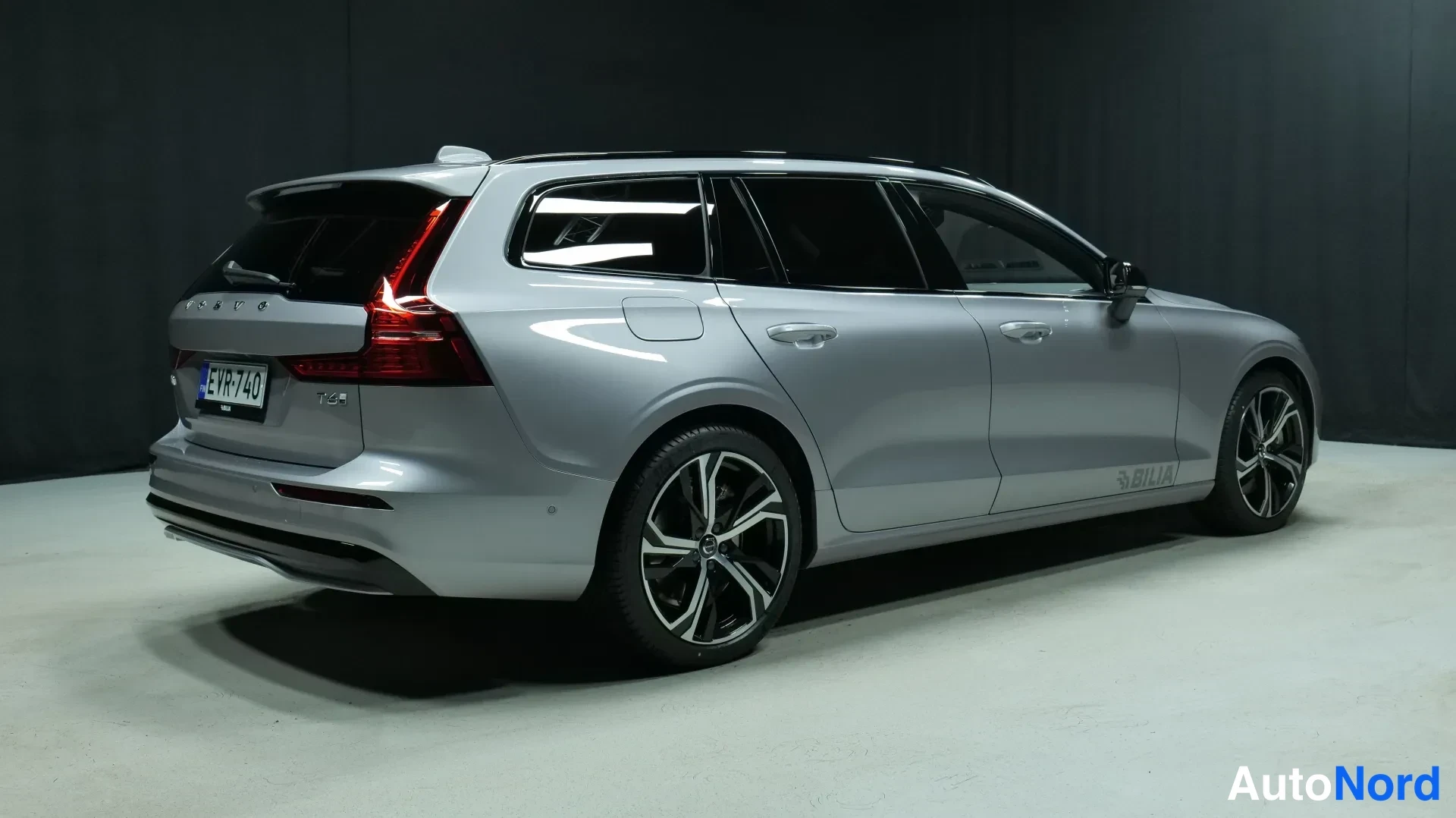 Harmaa Volvo V60 2026, takaviisto, kuva 4