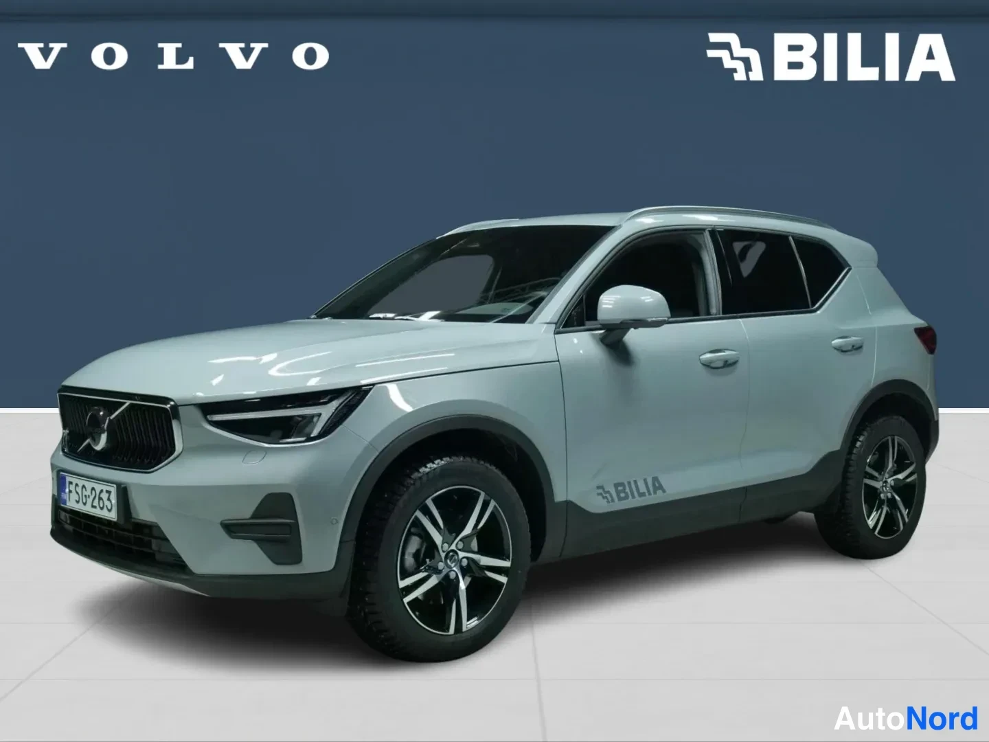 Grey Volvo XC40 2025, front three-quarter, nose to the left, photo 2