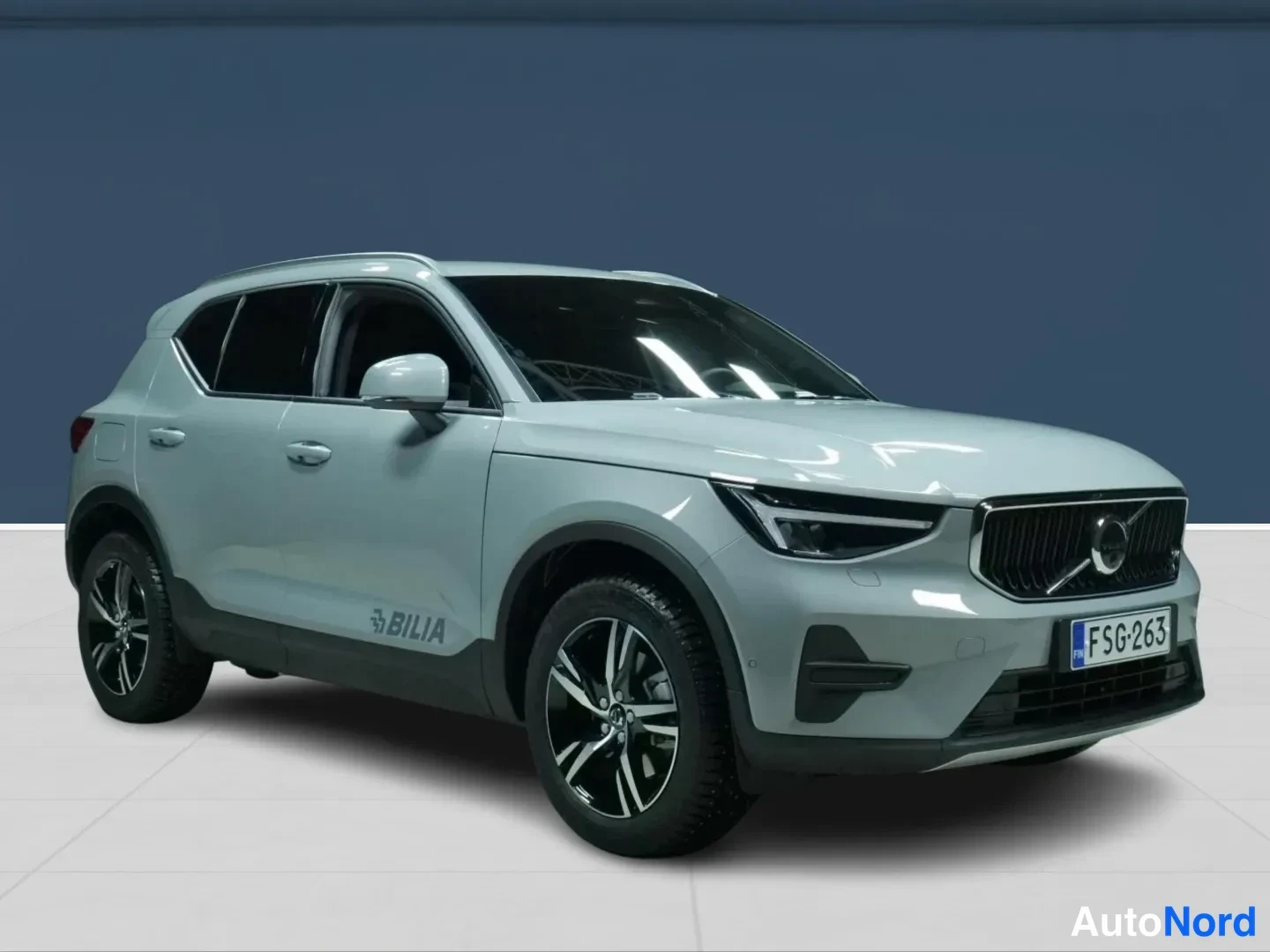 Grey Volvo XC40 2025, front three-quarter, nose to the right, photo 3