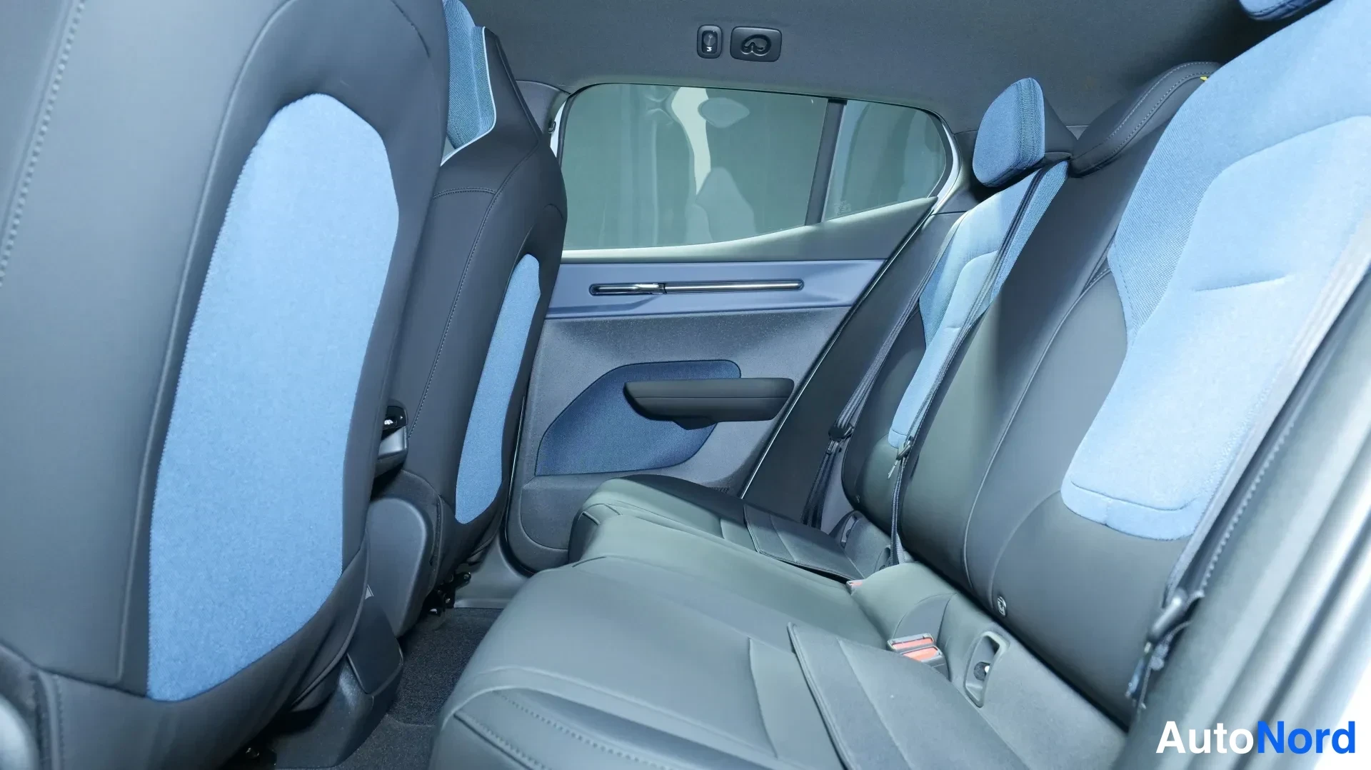 Blue Volvo EX30 2025, photo 15