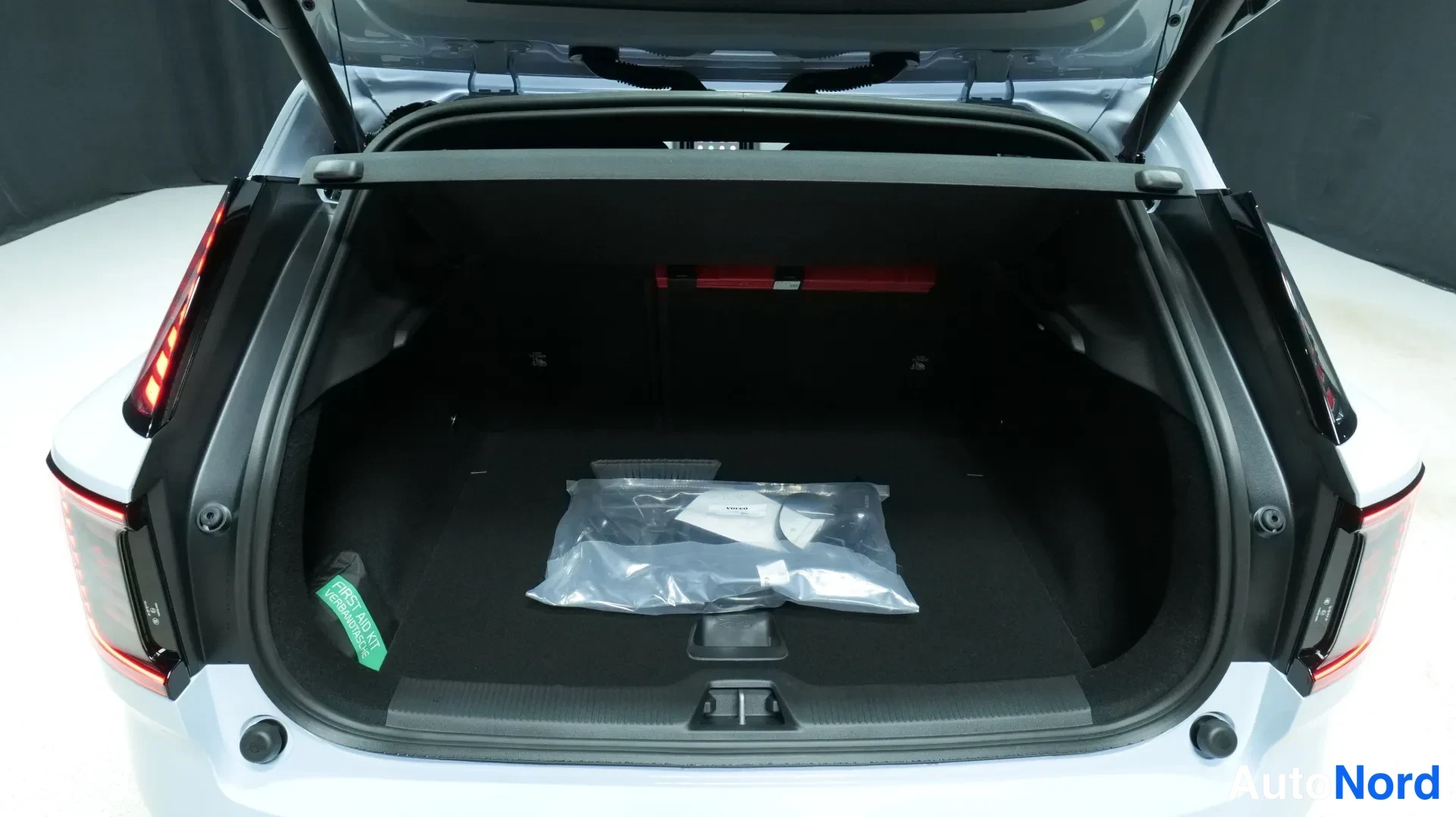 Blue Volvo EX30 2025, photo 7