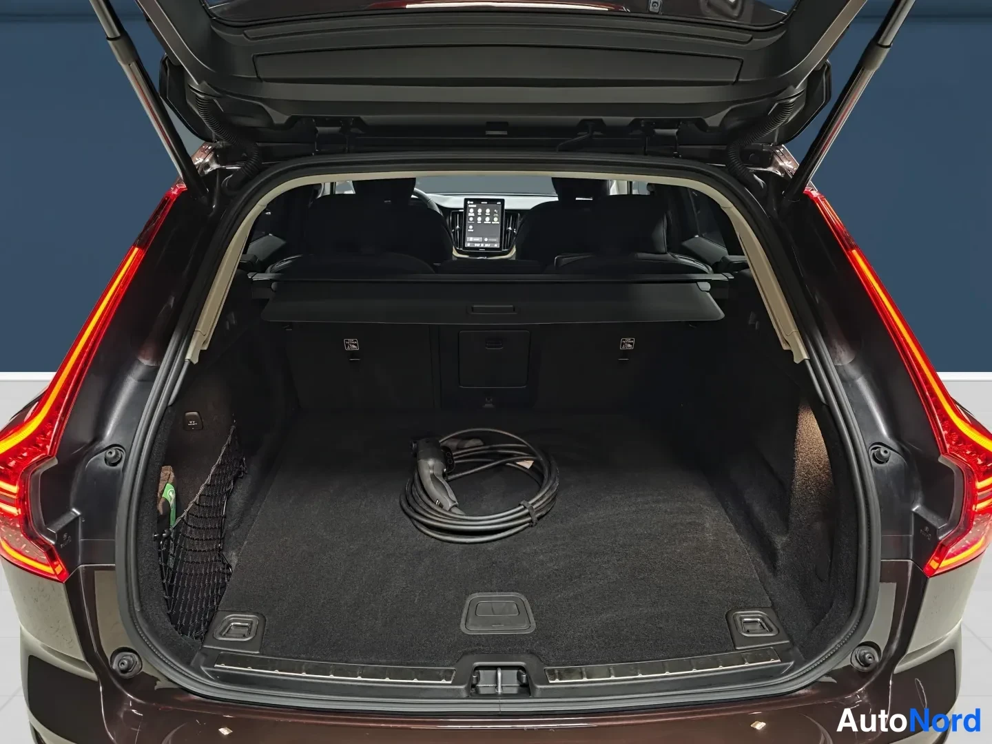 Röd Volvo XC60 2026, bakifrån, bild 7