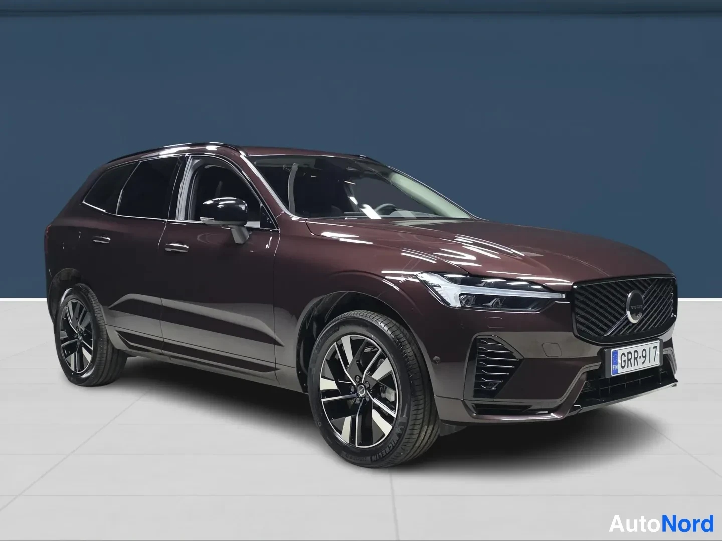 Röd Volvo XC60 2026, snett framifrån, fronten åt höger, bild 2