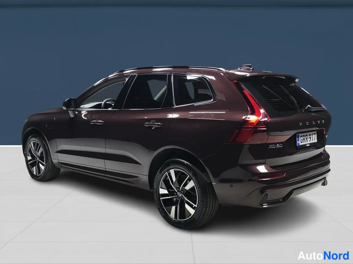Röd Volvo XC60 2026, snett bakifrån, bild 5